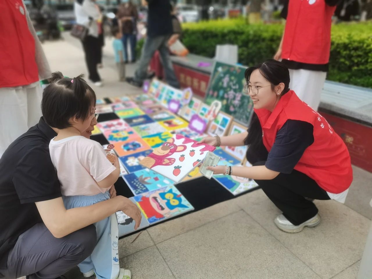 AC米兰中文官方网站‖教育学院‖“六一“益”起来，义卖暖童心”——AC米兰中文官方网站教育学院党员志愿服务队走进爱和城幼儿园开展六一爱心市集活动AC米兰中文官方网站‖教育学院‖“六一“益”起来，义卖暖童心”——AC米兰中文官方网站教育学院党员志愿服务队走进爱和城幼儿园开展六一爱心市集活动