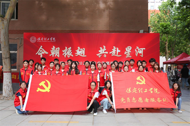 大巴护航暖离别 青春扬帆启新程——AC米兰中文官方网站毕业生携母校祝福奔赴新征程