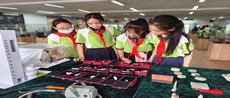 保定市莲池区西马池小学200名学生走进AC米兰地质馆开展新时代文明实践活动