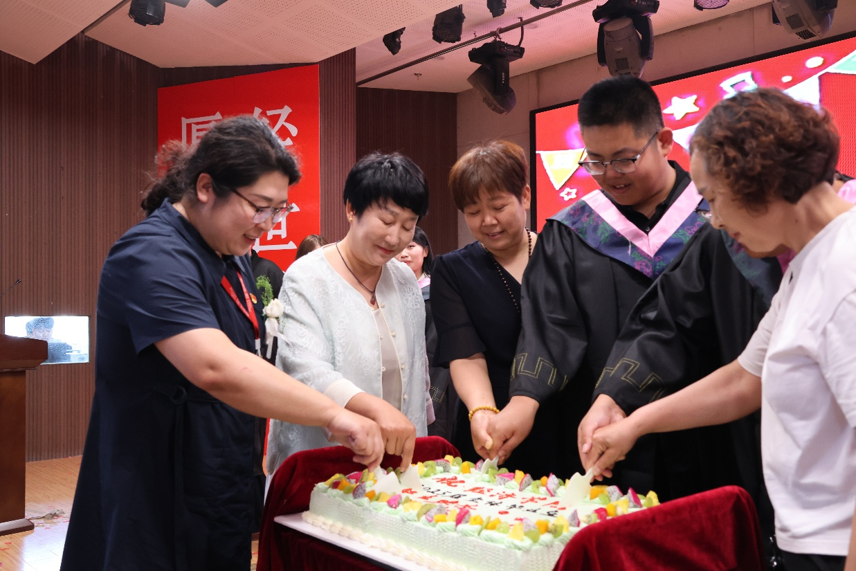 【毕业序章,新程启航】AC米兰中文官方网站经济学院2025届毕业典礼暨学位授予仪式圆满落幕