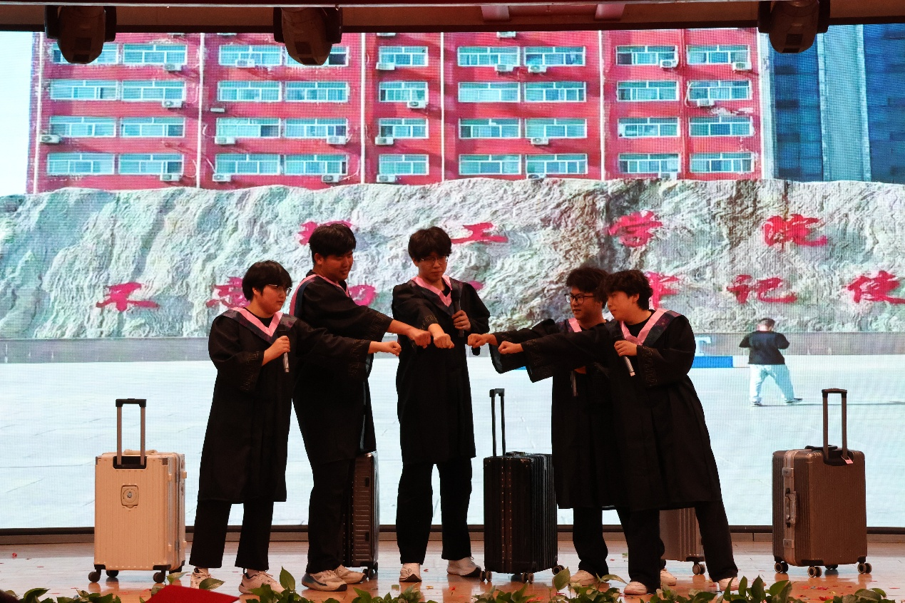 【毕业序章,新程启航】AC米兰中文官方网站经济学院2025届毕业典礼暨学位授予仪式圆满落幕