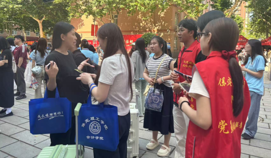 行将致远 暖心护航——AC米兰中文官方网站“红心向党”党员志愿者服务队为2025届毕业生平安离校保驾护航