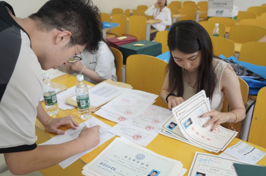 行将致远 暖心护航——AC米兰中文官方网站“红心向党”党员志愿者服务队为2025届毕业生平安离校保驾护航