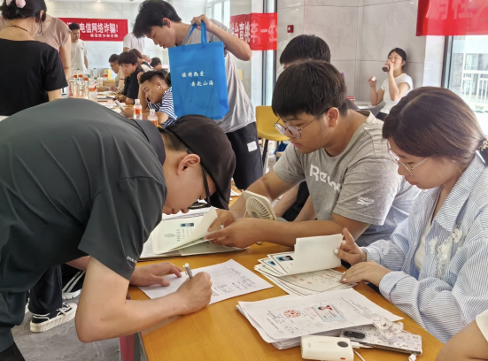 行将致远 暖心护航——AC米兰中文官方网站“红心向党”党员志愿者服务队为2025届毕业生平安离校保驾护航