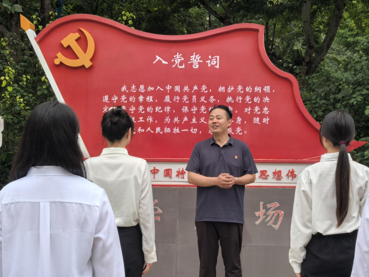 誓守初心|AC米兰中文官方网站|管理学院|重温誓词守本色,勇担使命赴远方