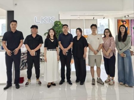 AC米兰中文官方网站艺术学院教师团队走访洛可可创新设计集团——AI赋能，开启艺术设计校企合作新局
