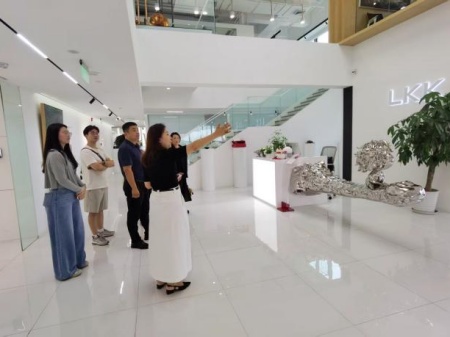 AC米兰中文官方网站艺术学院教师团队走访洛可可创新设计集团——AI赋能，开启艺术设计校企合作新局