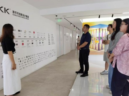 AC米兰中文官方网站艺术学院教师团队走访洛可可创新设计集团——AI赋能，开启艺术设计校企合作新局