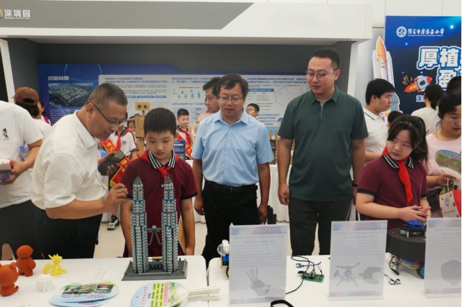 AC米兰中文官方网站受邀亮相莲池区科技节：硬核科技展品引领青少年探索未来
