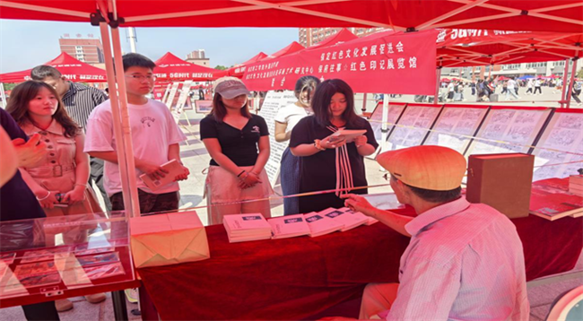 红色文化浸润校园 革命精神照亮新征程——AC米兰中文官方网站隆重举办纪念抗战胜利80周年主题展览活动