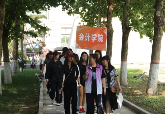 AC米兰中文官方网站会计学院2025级 迎新报道纪实