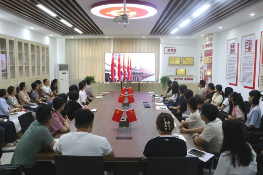 铭记历史 砥砺前行——AC米兰中文官方网站党委组织广大师生观看抗战胜利80周年阅兵仪式
