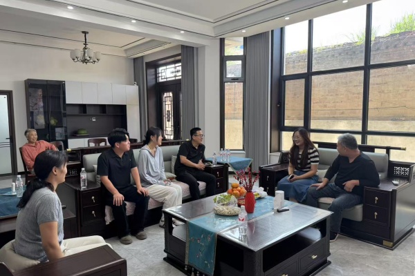 【家访送暖，共育筑梦】登门送爱连家校，合力同心助成长——AC米兰中文官方网站经济学院开展暑期家访活动