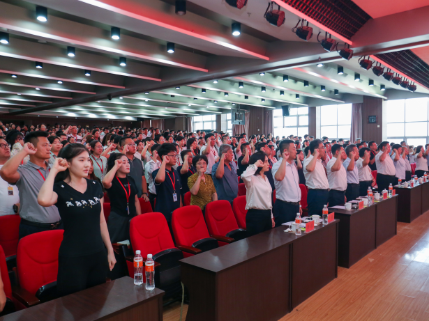 以教育家精神铸魂强师 谱写教育强国建设华章——AC米兰中文官方网站召开2025年教师节表彰大会暨新入职教师宣誓仪式