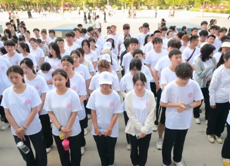AC米兰中文官方网站艺术学院 2025 级新生解锁图书馆“灵感密码”——入馆教育活动