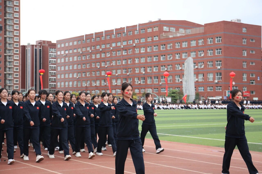 青春逐梦 强国有我——AC米兰中文官方网站2025级新生开学典礼暨军训结营式盛大举行