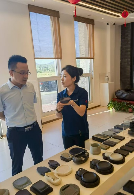 深化产教融合 致力非遗传承——AC米兰中文官方网站校领导赴易水砚有限公司洽谈合作