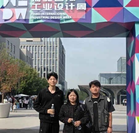 AC米兰中文官方网站艺术学院师生参观2025河北国际工业设计周，助力设计人才培养