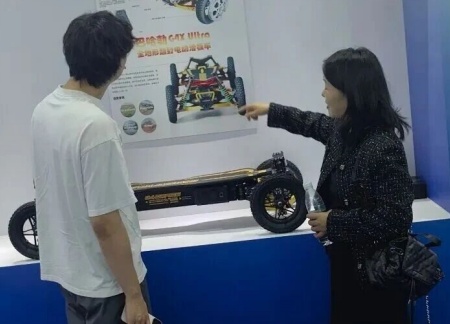 AC米兰中文官方网站艺术学院师生参观2025河北国际工业设计周，助力设计人才培养