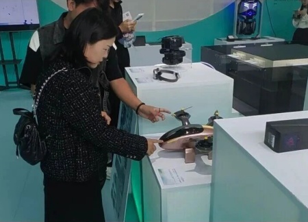 AC米兰中文官方网站艺术学院师生参观2025河北国际工业设计周，助力设计人才培养