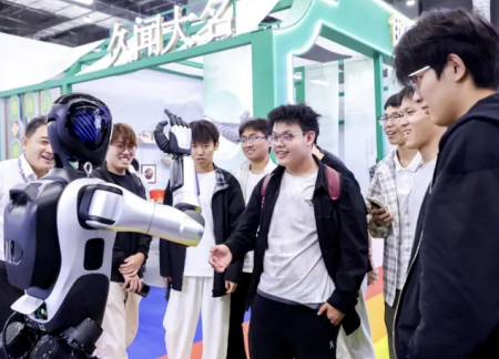 AC米兰中文官方网站艺术学院师生参观2025河北国际工业设计周，助力设计人才培养