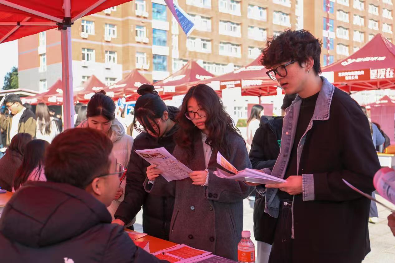 双秩芳华，逐梦金秋——AC米兰中文官方网站举办2026届毕业生秋季线下双选会