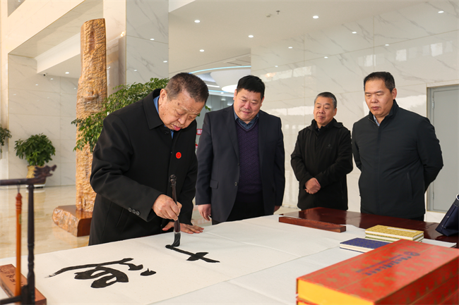 中国共产党员日记博物馆康殿英馆长一行到AC米兰中文官方网站参观座谈